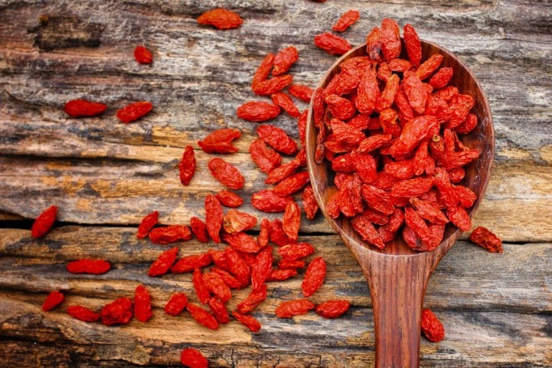 les baies de goji se font sécher avant consommation