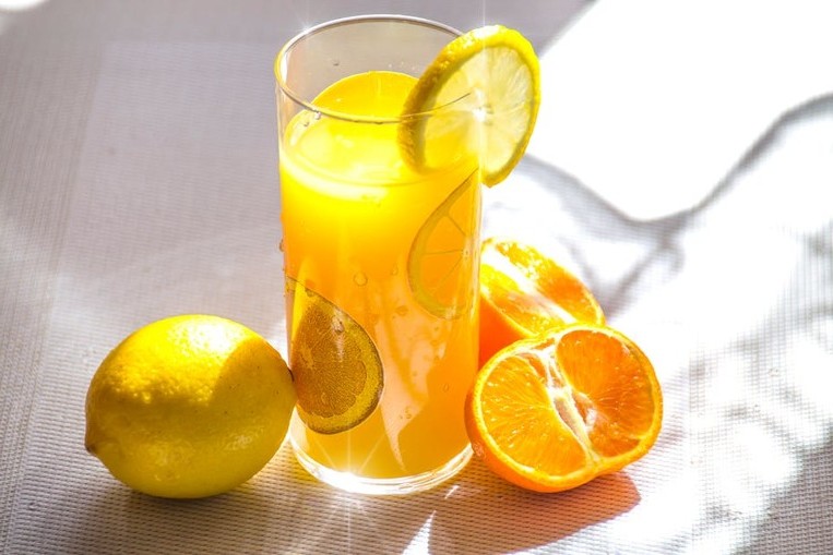 le jus d'orange est bien connu pour ses apports en vitamine C